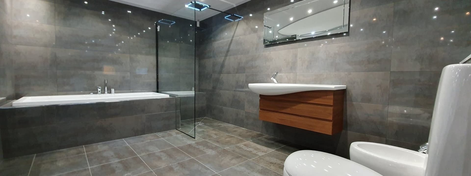 Premium Badezimmer mit dunklem Schiefer und LED-Sternenhimmel, ein Projekt von Decor NB GmbH