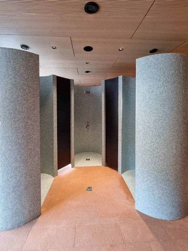 Dusche mit Naturstein und feinem Mosaikeinsatz, Handarbeit von Decor NB GmbH