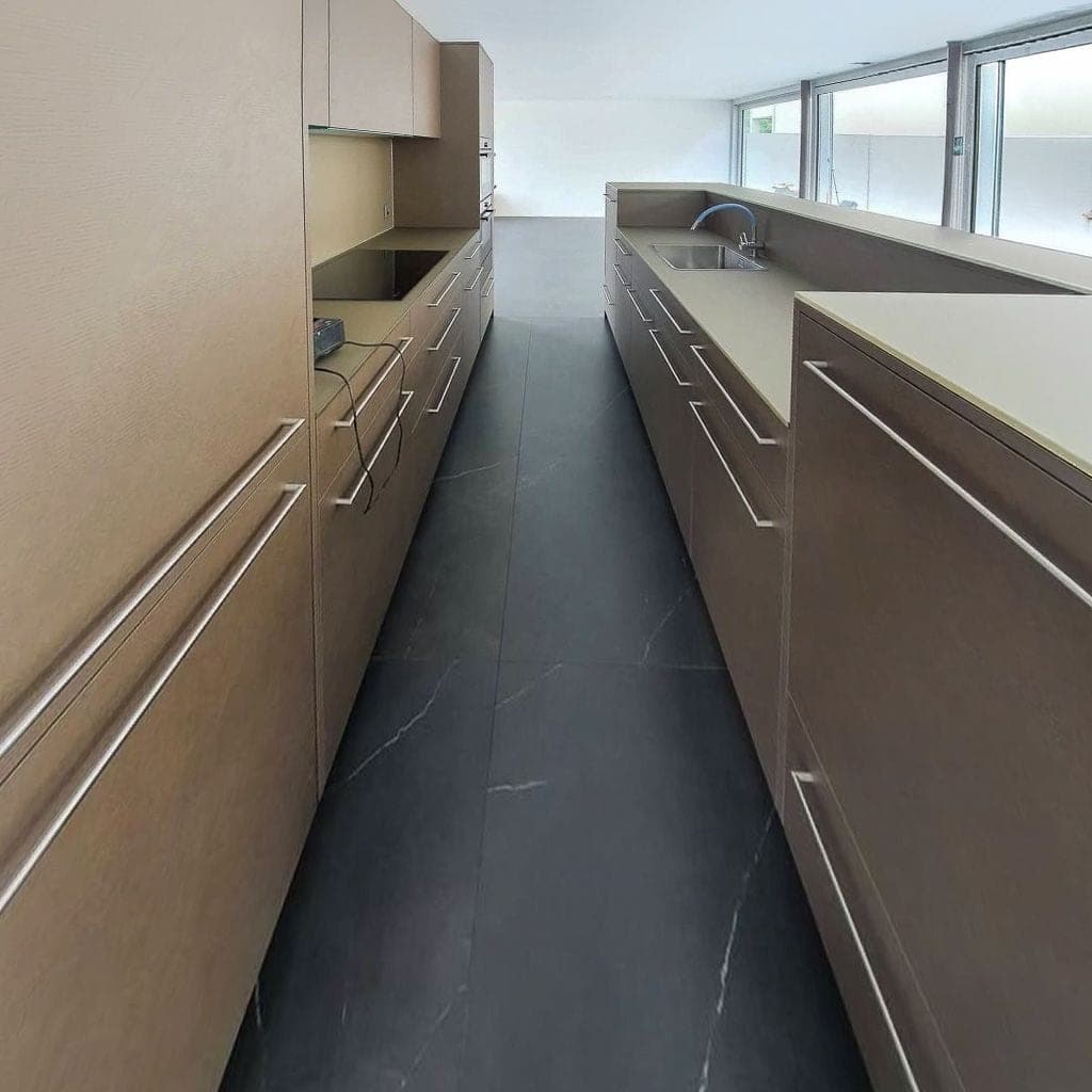 Moderne Küche mit grossformatigem Natursteinboden und hochwertigen Einbauten